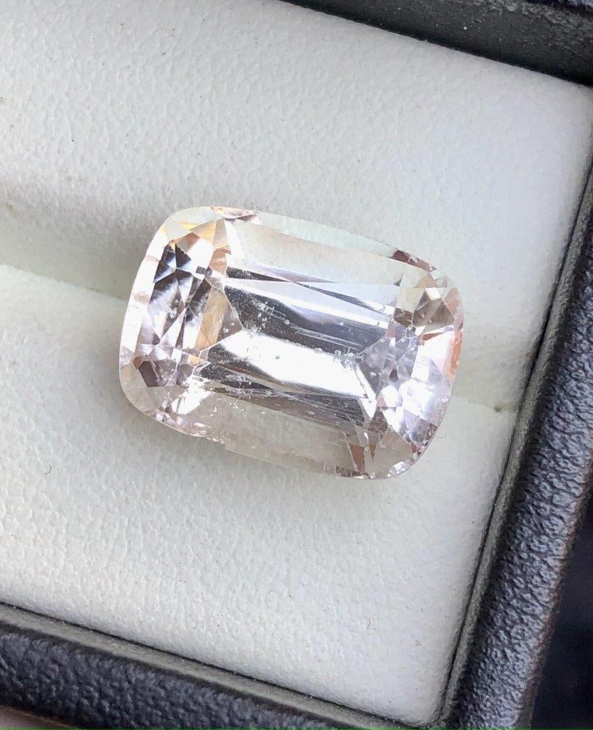 15.15 Carats Natural Golden Topaz Gemstone - 16X12X10 mm: 15.15 Carats Natural Golden Topaz Gemstone - 16X12X10 mm SHIPPING: 23$