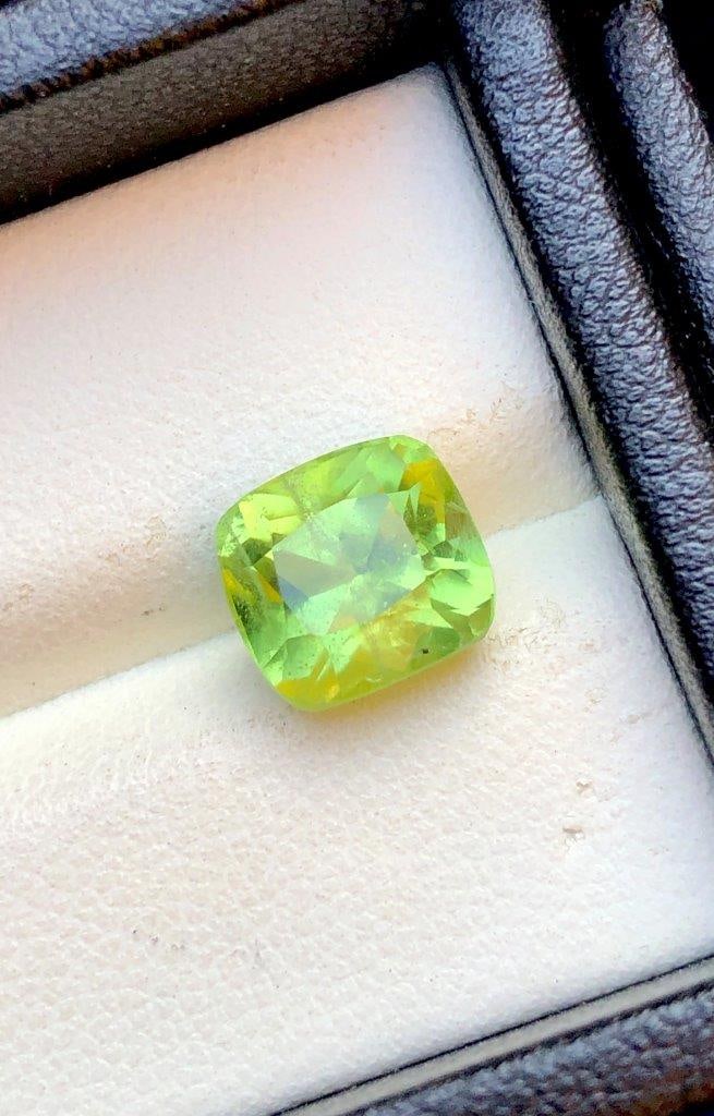 3.95 CARATS NATURAL GREEN PERIDOT GEMSTONE - 9X8X7 mm: 3.95 CARATS NATURAL GREEN PERIDOT GEMSTONE - 9X8X7 mm SHIPPING: 23$
