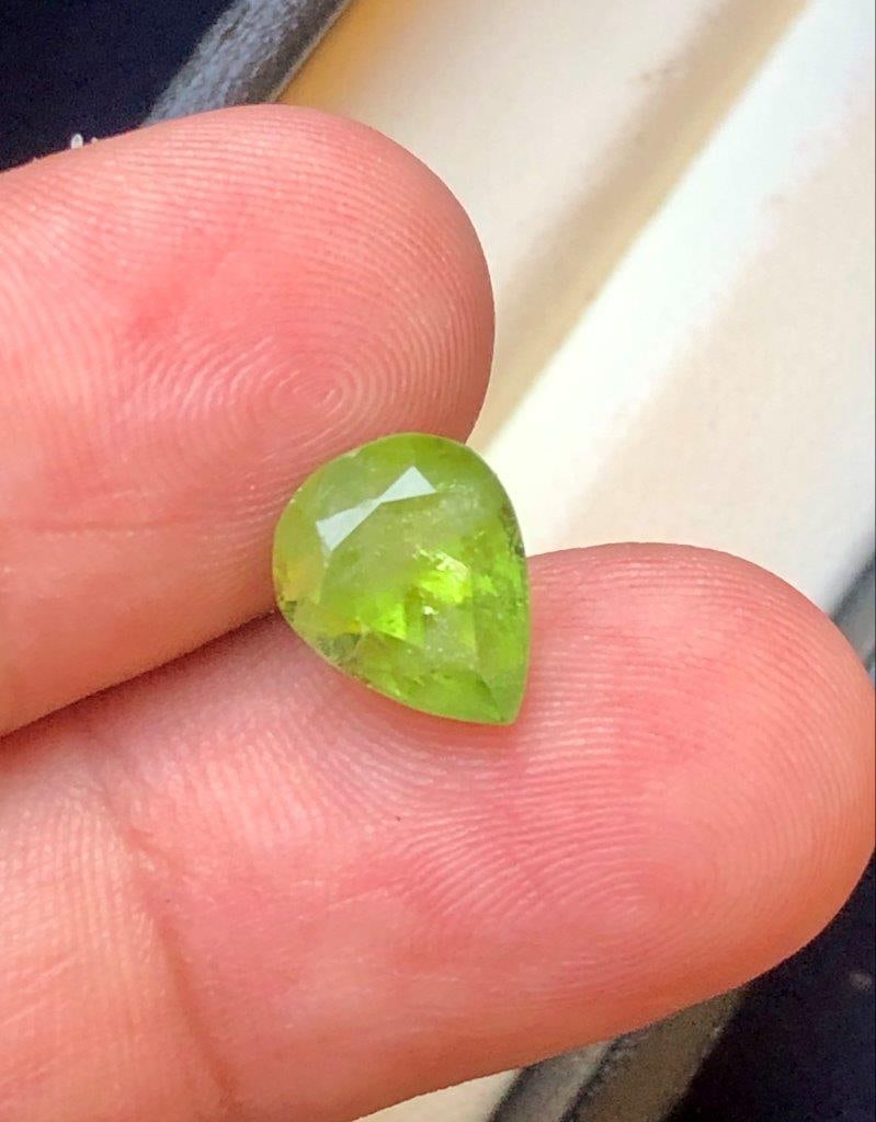 4.10 CARATS NATURAL PERIDOT GEMSTONE - 12X8X7 mm: 4.10 CARATS NATURAL PERIDOT GEMSTONE - 12X8X7 mm Shipping: