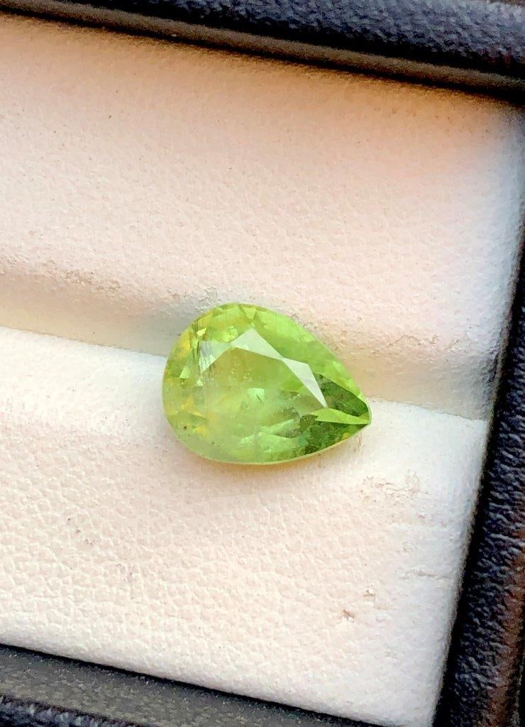 3.85 carats Natural Peridot Gemstone - 11X9X7 mm: 3.85 carats Natural Peridot Gemstone - 11X9X7 mm Shipping: