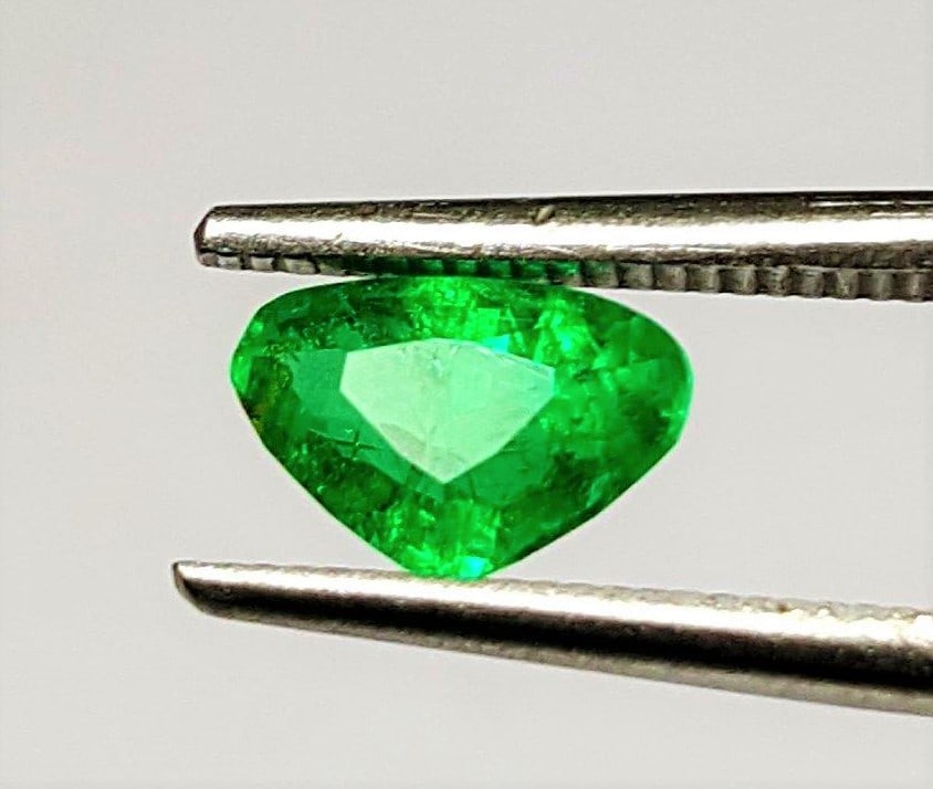 AA Quality Heart Emerald - 0.65 Carats - 5X7X4 mm: AA Quality Heart Emerald - 0.65 Carats - 5X7X4 mmShipping Rate: $15.00 .shipping rates are determined by Parcel weight and destination.Combined shipping: We offer combine shipping on multiple items pu