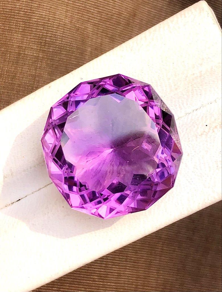 Half Rose Beauitful Amethyst - 31.15 Carats - 20X20X13 mm: Half Rose Beauitful Amethyst - 31.15 Carats - 20X20X13 mmShipping Rate: $15.00 .shipping rates are determined by Parcel weight and destination.Combined shipping: We offer combine shipping on multiple 