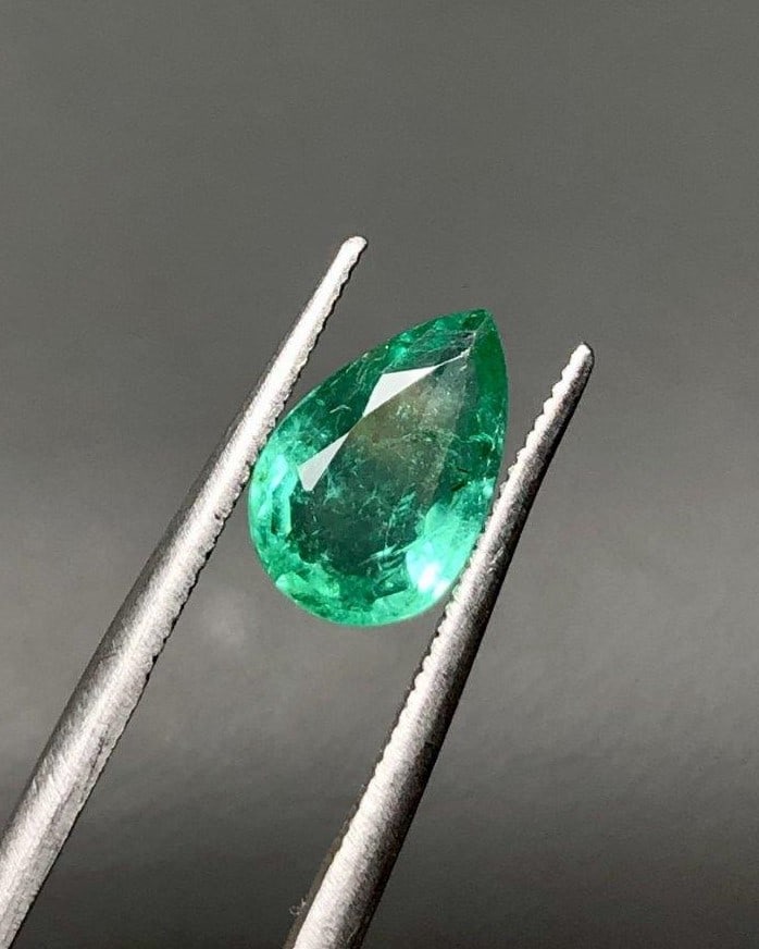 Pear Shape Natural Emerald - 0.90 Carats - 7X6X3 mm (1 of 4)