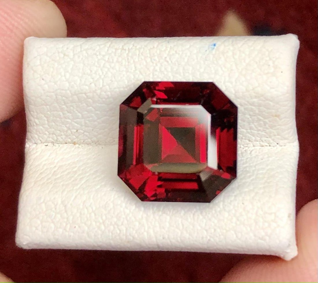 7 Carats Pigeon Blood Rhodolite Garnet - 10X10X7 mm: 7 Carats Pigeon Blood Rhodolite Garnet - 10X10X7 mm Shipping Rate: FREE SHIPPINGshipping rates are FREE WORLDWIDECombined shipping: We offer combine shipping on multiple items purchased to reduce ship
