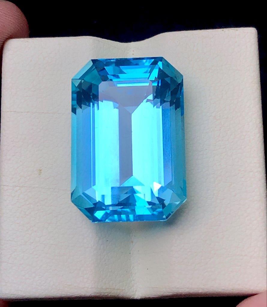 49.95 Cts Swiss Blue Topaz Gemstone ? Natural Loose Stone 25x17x13 mm: Stunning 49.95 carats natural Swiss Blue Topaz featuring a vibrant sky-blue color, excellent clarity, and brilliant sparkle. Measuring 25x17x13 mm, this beautifully cut loose gemstone is ideal for