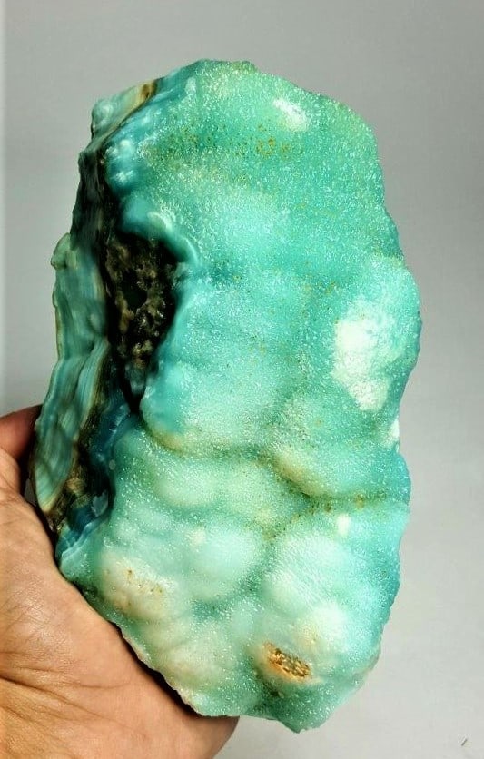 Top Grade Rare Blue Hemimorphite - 1804 Grams: Top Grade Rare Blue Hemimorphite - 1804 Grams - 16X10X6.5 cmShipping Rate: 95shipping rates are determined by Parcel weight and destination.Combined shipping: We offer combine shipping on multiple ite
