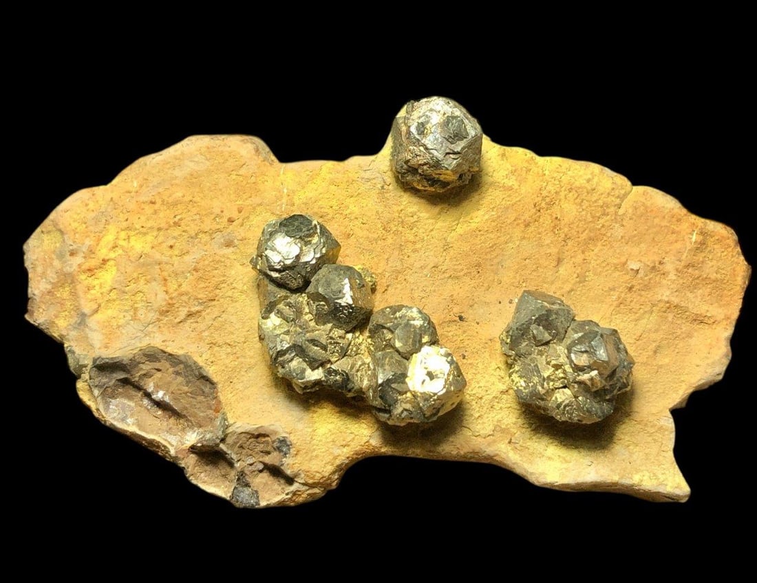 67.40 Grams Pryite Crystals On Matrix - 80X47X26 mm: 67.40 Grams Pryite Crystals On Matrix - 80X47X26 mm Shipping Rate: 23$ .shipping rates are determined by Parcel weight and destination.Combined shipping: We offer combine shipping on multiple items pu