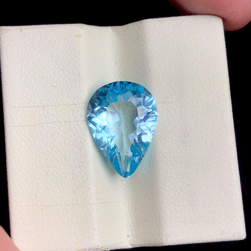 10.65 cts Swiss Blue Topaz Gemstone ? Natural Loose Stone with Brilliant Shine - 17.5X12X7 mm: 10.65 cts Swiss Blue Topaz Gemstone ? Natural Loose Stone with Brilliant Shine - 17.5X12X7 mmShipping Rate: 23$ WorldWideshipping rates are determined by Parcel weight and destination.Combined shippin
