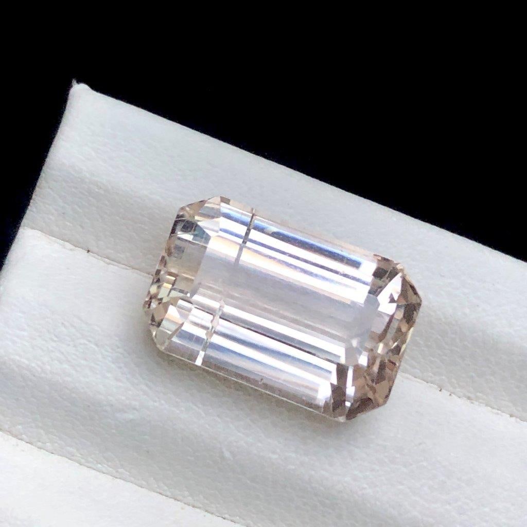 14.15 cts Premium Golden Topaz Loose Gemstone for Rings & Pendants - 16X11X9 mm: 14.15 cts Premium Golden Topaz Loose Gemstone for Rings & Pendants - 16X11X9 mmShipping Rate: 23$ WorldWideshipping rates are determined by Parcel weight and destination.Combined shipping: We offer co