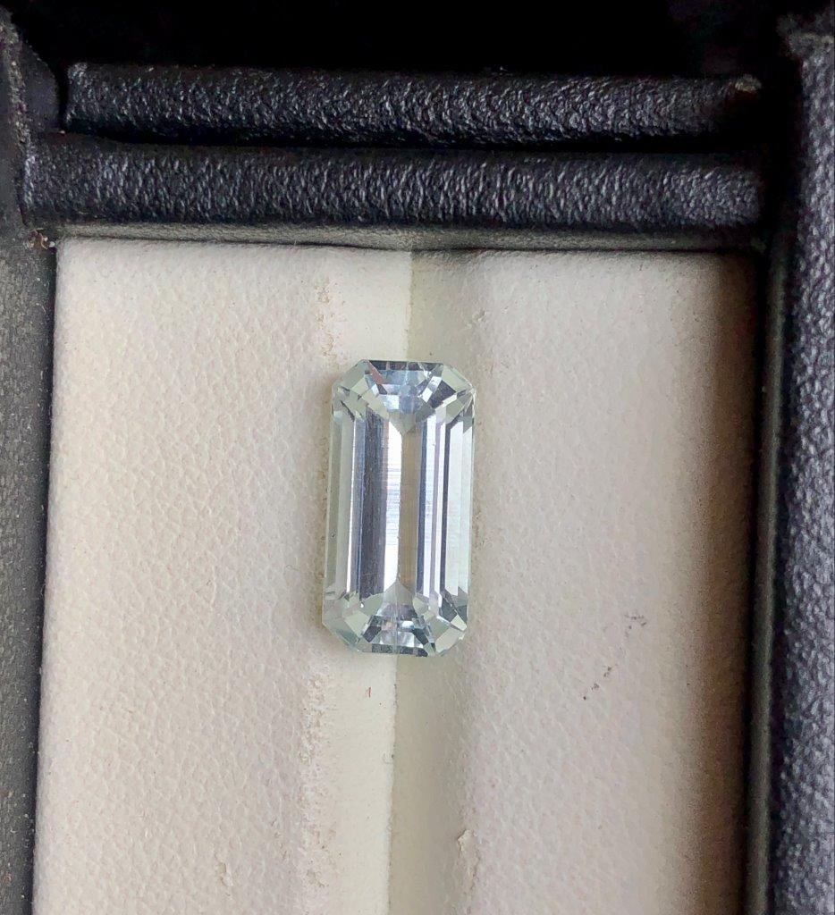 4.10 Carats Flawless Aquamarine Gemstone - 19X7X6 mm: 4.10 Carats Flawless Aquamarine Gemstone - 19X7X6 mm SHIPPING: 23$ Worldwide