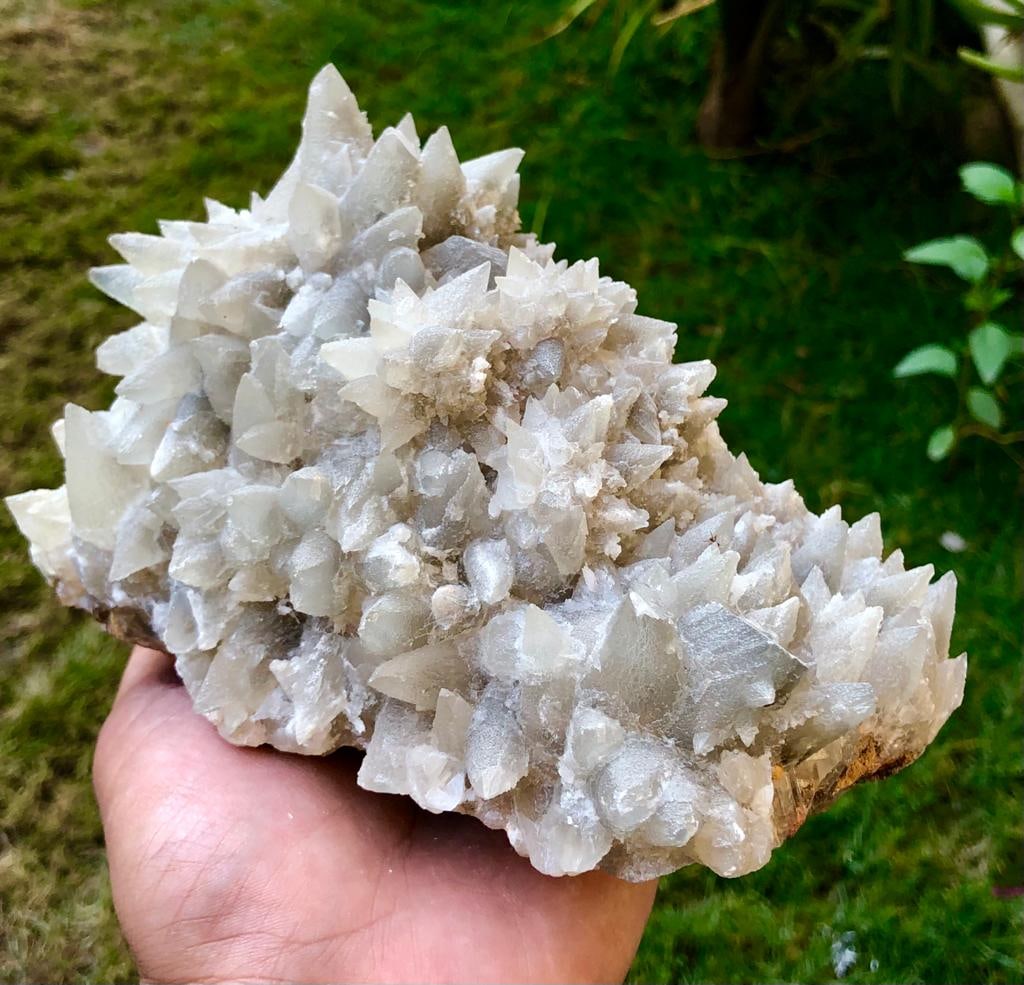2.5 KG Dogtooth Calcite Mineral Specimen - 160X110X100 mm: 2.5 KG Dogtooth Calcite Mineral Specimen - 160X110X100 mm Shipping Rate: FREE SHIPPING .shipping rates are determined by Parcel weight and destination.Combined shipping: We offer combine shipping on m