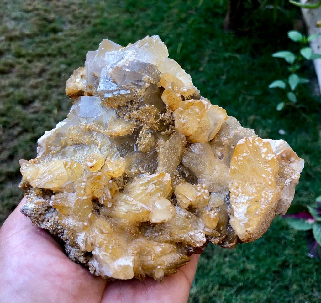 Dogtooth Calcite With Fluorite Combination - 1400 Grams - 140X100X50 mm: Dogtooth Calcite With Fluorite Combination - 1400 Grams - 140X100X50 mmShipping Rate: FREE SHIPPING .shipping rates are determined by Parcel weight and destination.Combined shipping: We offer combine 