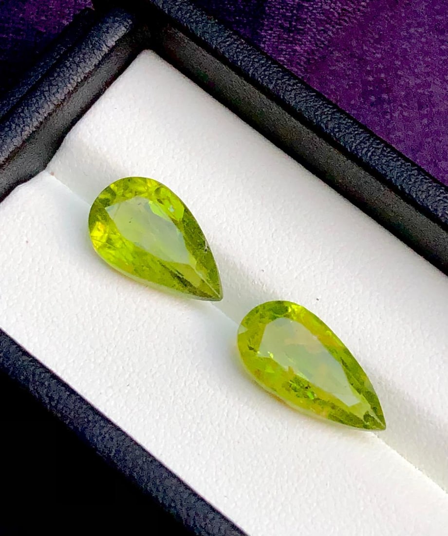 11.90 Carats Pear Shape Paired Peridot Gemstone - 17X9X6 mm: 11.90 Carats Pear Shape Paired Peridot Gemstone - 17X9X6 mm SHIPPING: 23$