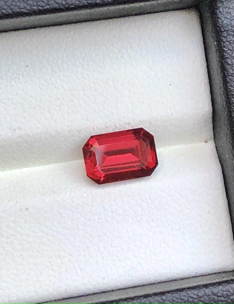 2.35 Carats Natural Rhodolite Garnet - 9X6X4 mm: 2.35 Carats Natural Rhodolite Garnet - 9X6X4 mm SHIPPING: 23$
