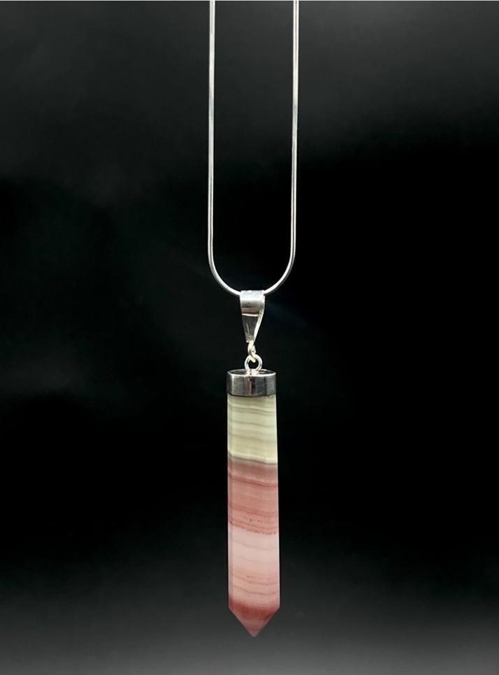 Bi Color Onyx Pendant: Bi Color Onyx Pendant Shipping: