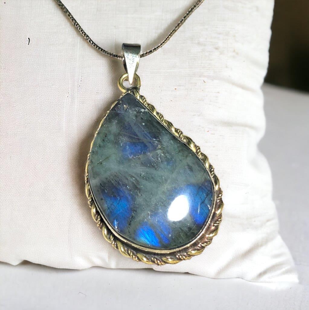 Sterling Silver Labradorite Pendant Necklace: Sterling Silver Labradorite Pendant Necklace Shipping: