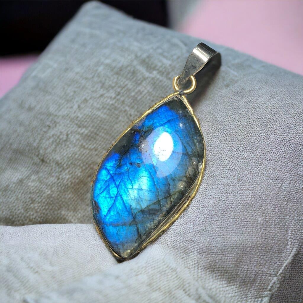 Natural Labradorite Sterling Silver Pendant Necklace: Natural Labradorite Sterling Silver Pendant Necklace Shipping: