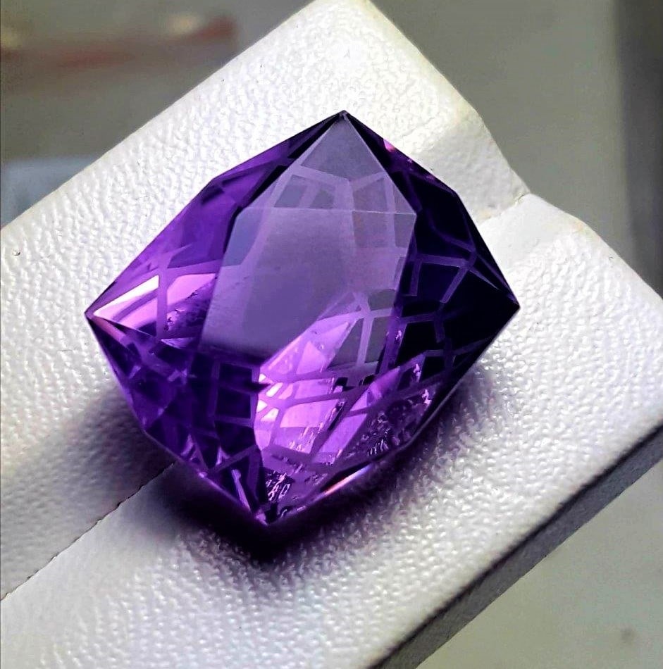 46 Carats Flower Cut Amethyst Gemstone: 46 Carats Flower Cut Amethyst GemstoneShipping Rate: $15.00 .shipping rates are determined by Parcel weight and destination.Combined shipping: We offer combine shipping on multiple items purchased to 