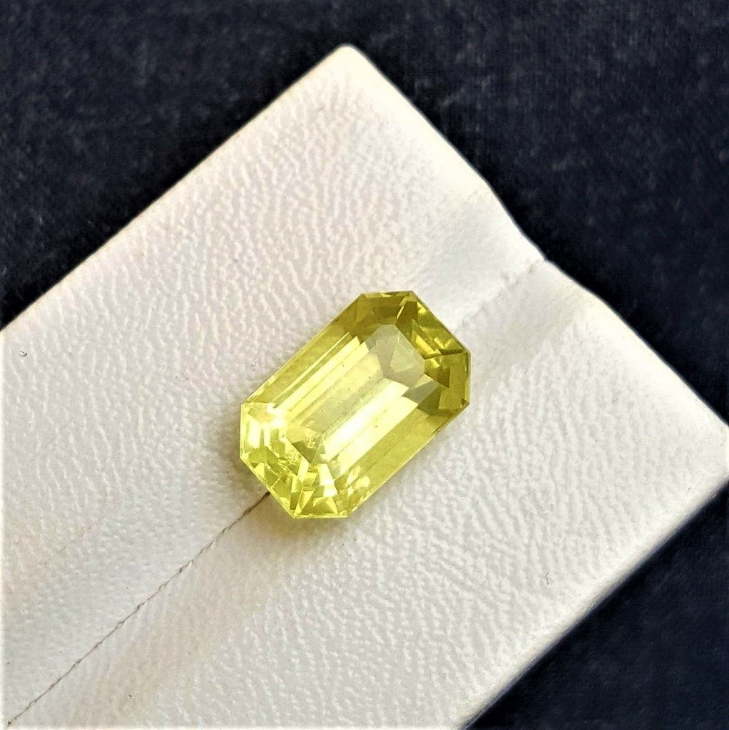Best Quality Citrine Quartz - 9 Carats: Best Quality Citrine Quartz - 9 Carats - 18X10X8 mmShipping Rate: $15.00 .shipping rates are determined by Parcel weight and destination.Combined shipping: We offer combine shipping on multiple items 