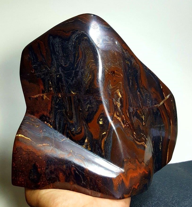 Top Grade Tiger Eye - 3280 Grams: Top Grade Tiger Eye - 3280 Grams - 180X190X76 mmShipping Rate: $110.00 .shipping rates are determined by Parcel weight and destination.Combined shipping: We offer combine shipping on multiple items pu