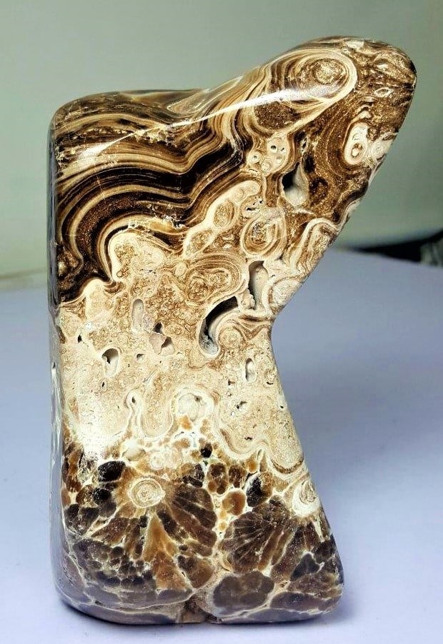 FREEFOAM CHOCOLATE CALCITE TUMBLE - 675 Grams: FREEFOAM CHOCOLATE CALCITE TUMBLE - 675 Grams - 141X80X51 mmShipping Rate: $55.00 .shipping rates are determined by Parcel weight and destination.Combined shipping: We offer combine shipping on multip