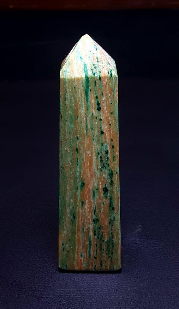 Emerald green Aventurine Tower - 567 Grams: Emerald green Aventurine Tower - 567 GramsShipping: 50$Shipping rates are determined by Parcel weight and destination.Combined shipping: We offer combine shipping on multiple items purchased to reduce