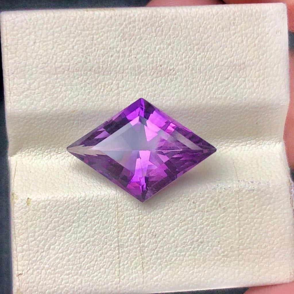 8.70 cts Natural Amethyst Loose Gemstone for pendant jewelry - 21X15X8.5 mm: 8.70 cts Natural Amethyst Loose Gemstone for pendant jewelry - 21X15X8.5 mmShipping Rate: 23$ WorldWideshipping rates are determined by Parcel weight and destination.Combined shipping: We offer combin