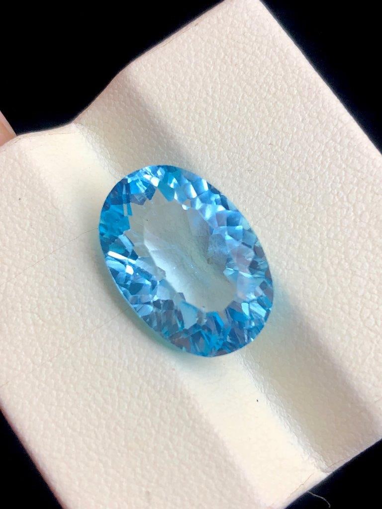 15.45 carats AAA Quality Laser cut Swiss Blue Topaz 18?12?9 mm (1 of 5)