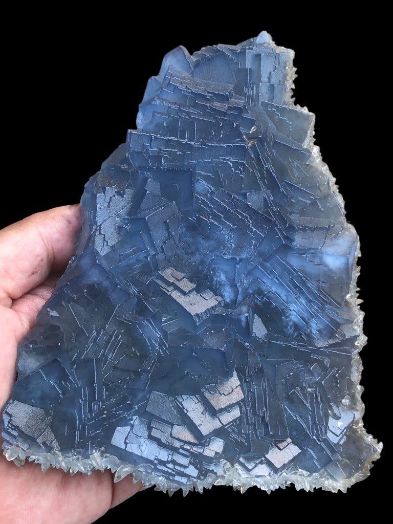 Raw Deep Blue Fluorite Cluster 588 Grams Cubic Crystal Specimen 6x4.5x1 INCH: Add an exquisite pop of natural color to your collection with this 588 gram 1.3 lbs Deep Blue Fluorite Mineral Specimen. Measuring a generous 6 by 4.5 inches with a sleek 1 inch depth, this cabinet-si