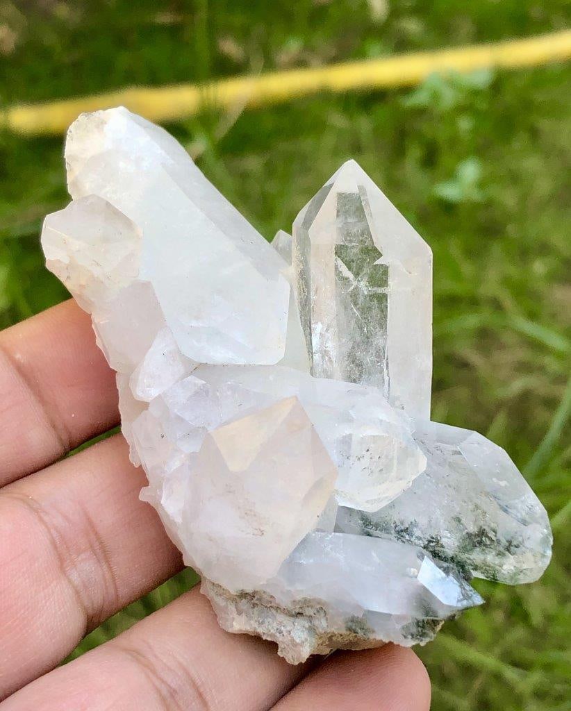 91.33 Grams Quartz Crystals Cluster - 75X30X28 mm: 91.33 Grams Quartz Crystals Cluster - 75X30X28 mm Shipping Rate: $23.00 .shipping rates are determined by Parcel weight and destination.Combined shipping: We offer combine shipping on multiple items p