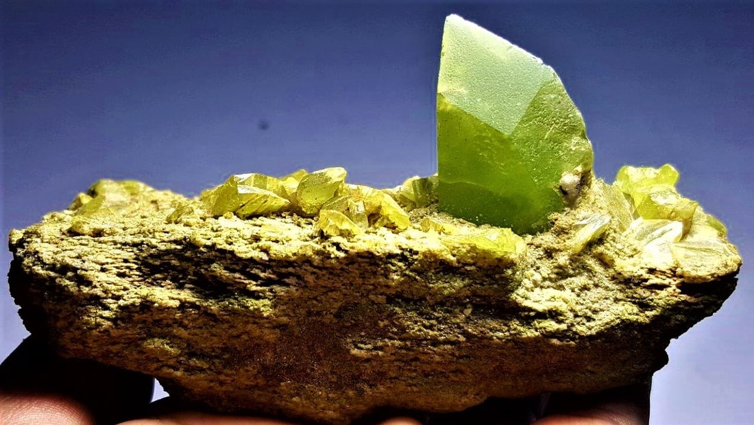 293.6 Grams Amazing Sphene Crystals on Matrix: 293.6 Grams Amazing Sphene Crystals on Matrix - 106X73X58.5 mmShipping Rate: $36.00 .shipping rates are determined by Parcel weight and destination.Combined shipping: We offer combine shipping on mult