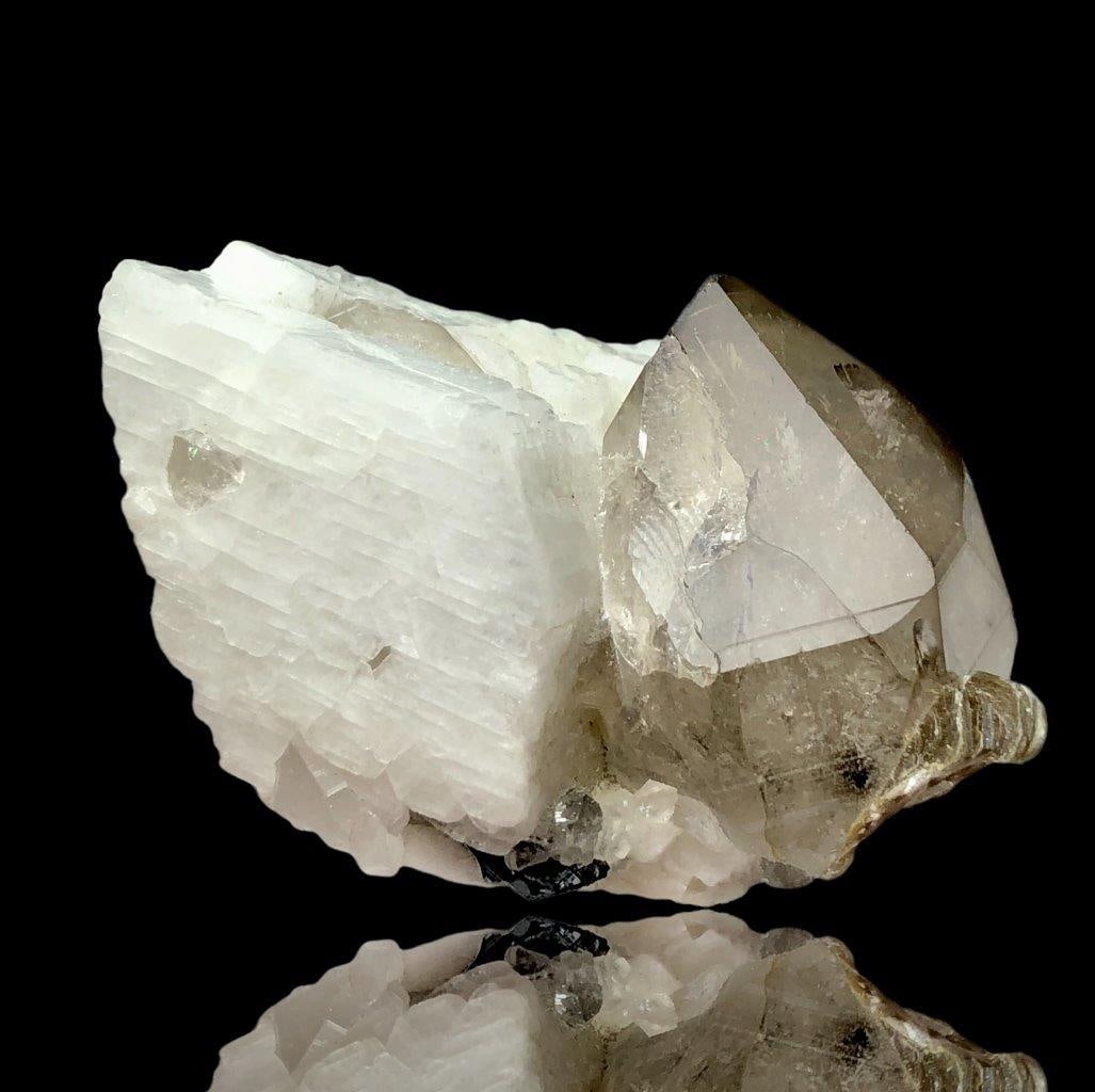 Quartz With Feldspar - 65 Grams - 57X47X40 mm: Quartz With Feldspar - 65 Grams - 57X47X40 mmShipping Rate: $23.00 .shipping rates are determined by Parcel weight and destination.Combined shipping: We offer combine shipping on multiple items purcha