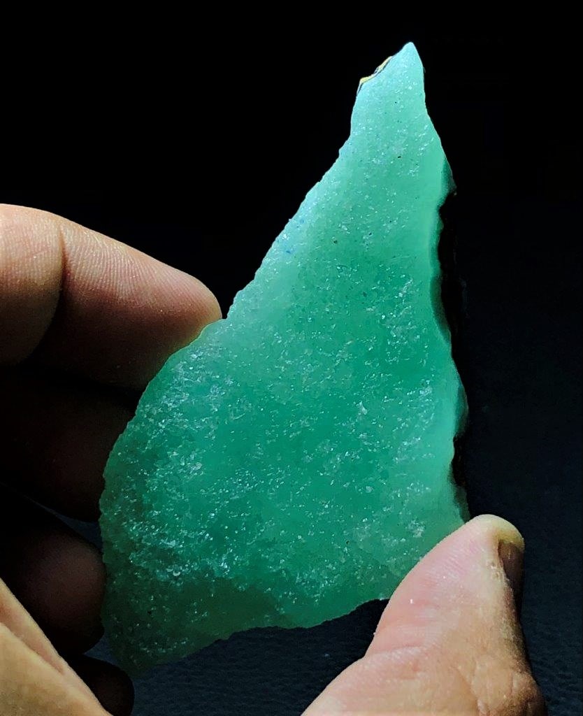 Undamaged hemimorphite crystal with Azurite - 71.3 Grams: Undamaged hemimorphite crystal with Azurite - 71.3 Grams - 83X42X21 mmShipping Rate: $23.00 .shipping rates are determined by Parcel weight and destination.Combined shipping: We offer combine shipping