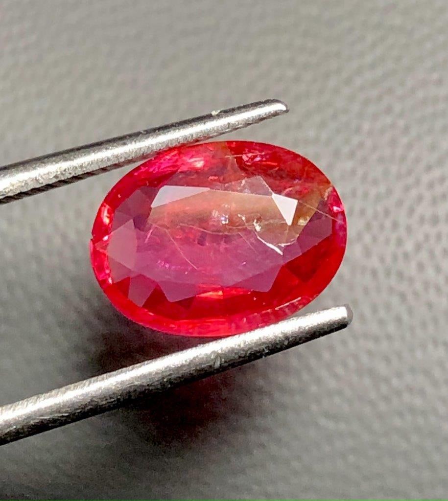 Very Fine Quality 1.85 Crts Natural Burmese Spinal - 9X7X4 mm: Very Fine Quality 1.85 Crts Natural Burmese Spinal - 9X7X4 mm Shipping Rate: FREE SHIPPINGshipping rates are FREE WORLDWIDECombined shipping: We offer combine shipping on multiple items purchased to r