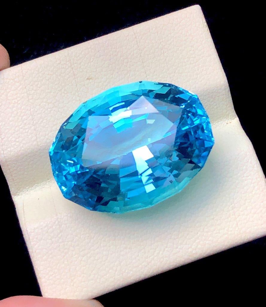 58 CTS Natural Swiss Blue Topaz Flawless ? Large Loose Gemstone 26x20x15 mm: Beautiful 58 carats natural Swiss Blue Topaz featuring a flawless appearance, vibrant sky-blue color, and exceptional brilliance. Measuring 26x20x15 mm, this large and impressive loose gemstone is per