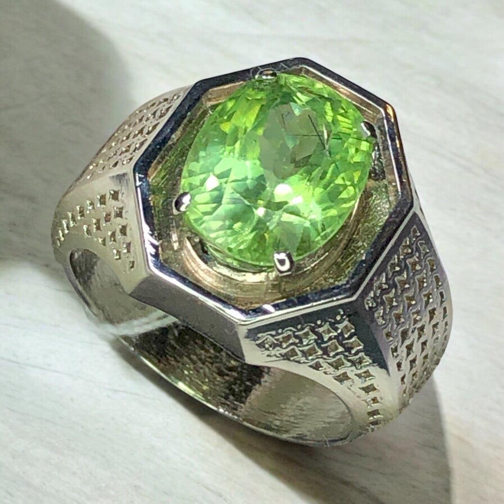 Mint Green Natural Peridot Ring in Silver - RIN G Size 10 US: Mint Green Natural Peridot Ring in Silver - RIN G Size 10 US Stone Weight: 7.30 CaratsRing Size: 10 US(Adjustable)Ring Weight: 10.85 GramsMetal: Silver Choose design of your own and we will make it fo