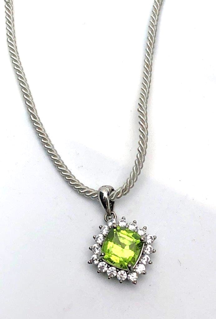 Natural Peridot Pendant Sterling Silver Peridot Necklace High-Quality Gemstone Jewelry: Natural Peridot Pendant Sterling Silver Peridot Necklace High Quality Gemstone Jewelry Stone Weight: 2.60 CaratsJewelry Weight: 5.81 GramsMetal: Silver Choose design of your own and we will make it fo