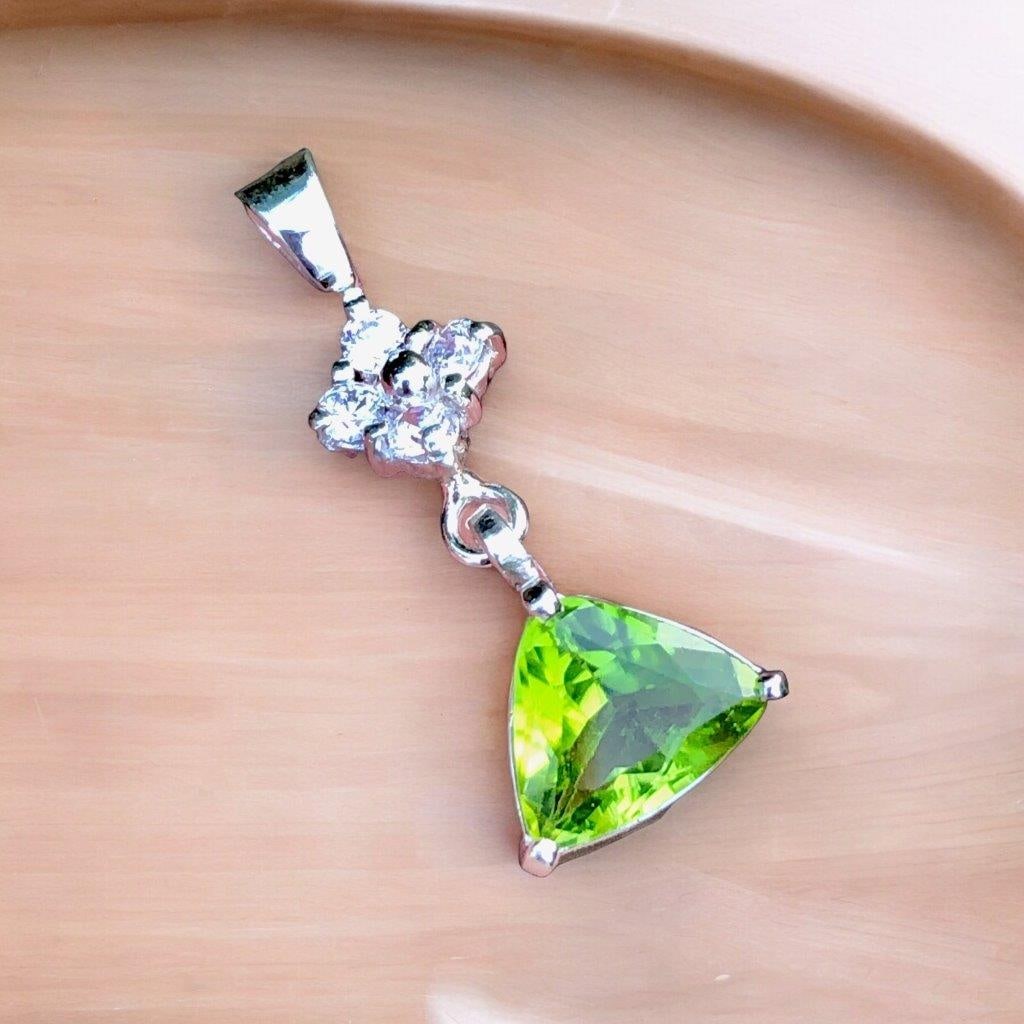 Sterling Silver Classic Peridot Jewelry Necklace Pendant: Sterling Silver Classic Peridot Jewelry Necklace PendantStones Weight: 5 CaratsSilver: 5 Grams Choose design of your own and we will make it for youWe accept custom order in Sterling Silver, Gold and 