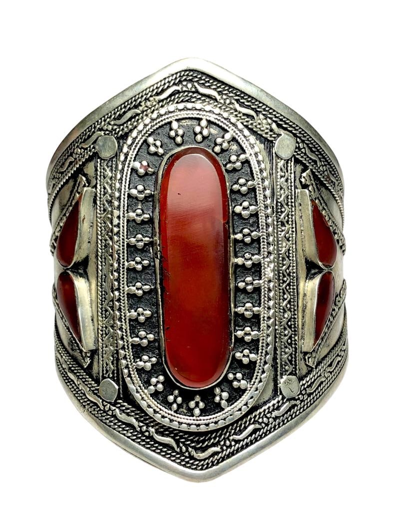 Old Style Natural Agate Bracelet Brass Jewelry: Old Style Natural Agate Bracelet Brass JewelryShipping Rate: $25.00 .shipping rates are determined by Parcel weight and destination.Combined shipping: We offer combine shipping on multiple items
