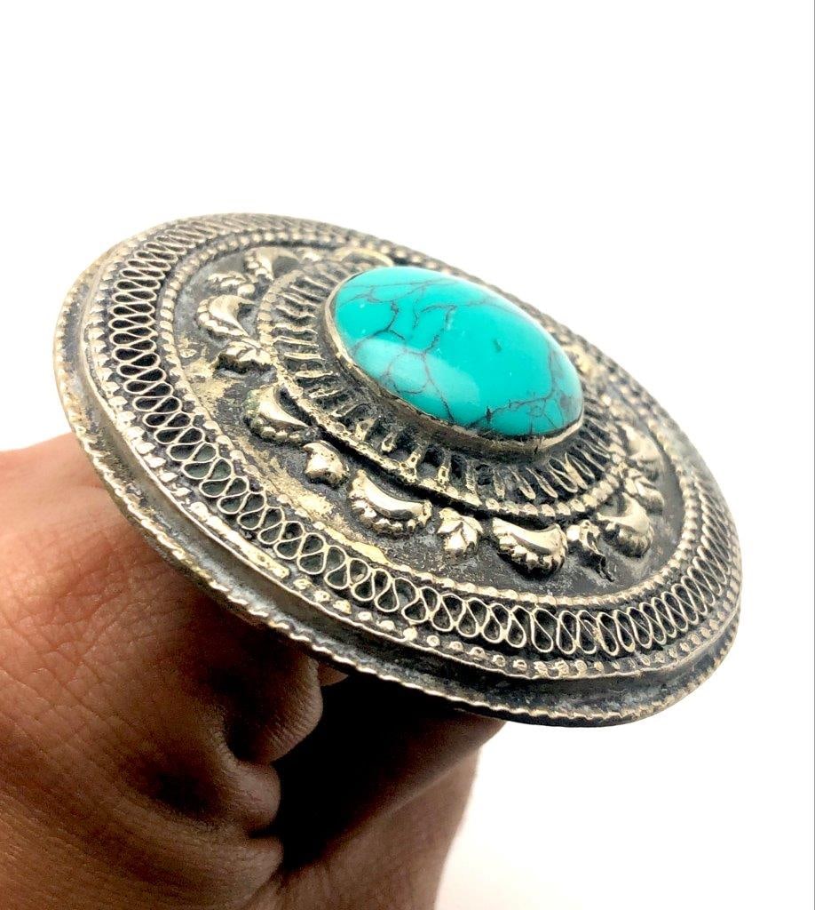 Chinese Turquoise & Brass Ring ? Round Cabochon Stone ? Vintage Ethnic Jewelry: Offered is a distinctive Chinese turquoise and brass ring featuring a round turquoise cabochon set in a warm brass mounting. The stone displays natural matrix veining and color variation ranging from 