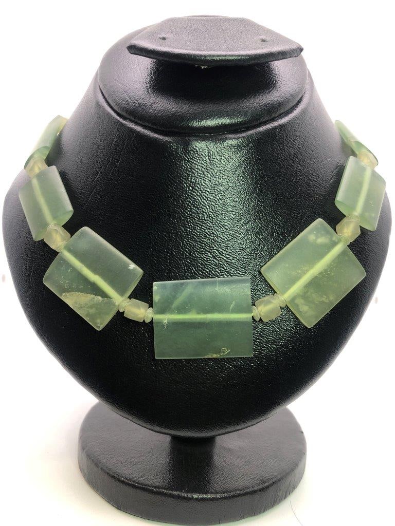 Vintage Serpentine Necklace ? Elegant Jewelry, Old Fashion Design: Discover this stunning vintage serpentine necklace, featuring graceful curves and classic elegance. Perfect for collectors and lovers of retro jewelry, this piece adds sophistication to any collection