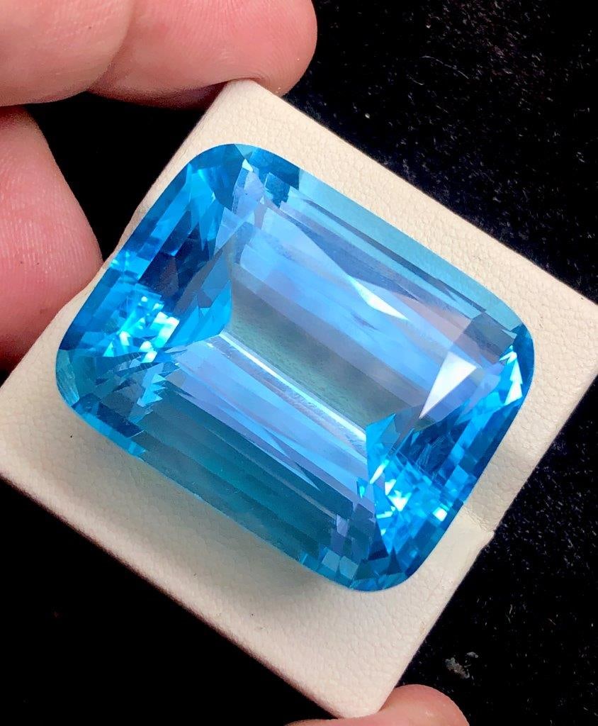 153.15 Carats AAA Quality Swiss Blue Topaz Loose Gemstone - 33?26.5?19 mm: 153.15 Carats AAA Quality Swiss Blue Topaz Loose Gemstone - 33?26.5?19 mm Shipping Rate: $15.00 .shipping rates are determined by Parcel weight and destination.Combined shipping: We offer combine ship