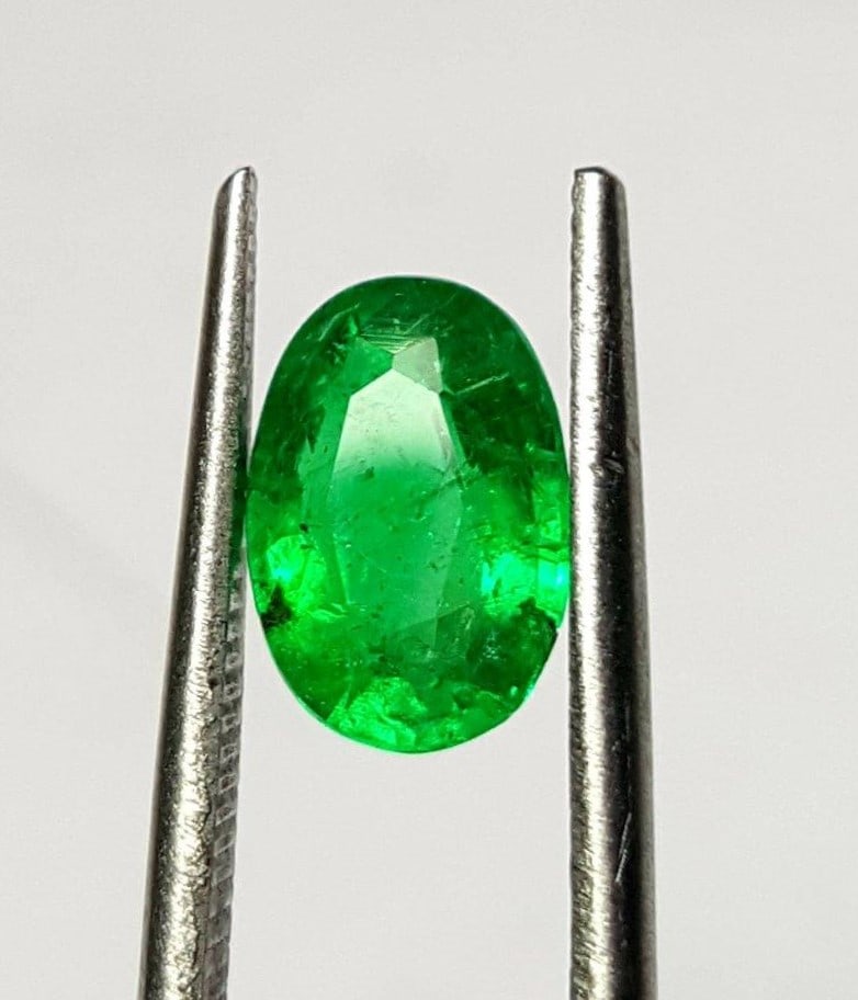 Vivid Green Oval Emerald - 2.10 Carats: Vivid Green Oval Emerald - 2.10 Carats - 10X12X5 mmShipping Rate: $15.00 .shipping rates are determined by Parcel weight and destination.Combined shipping: We offer combine shipping on multiple items 