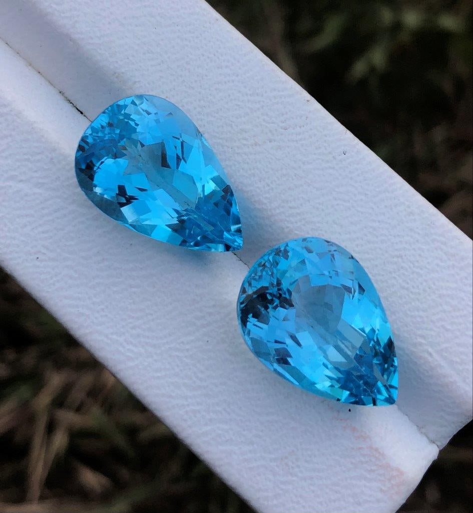 39.75 Carats Pear Shape Swiss Blue Topaz: 39.75 Carats Pear Shape Swiss Blue TopazShipping Rate: $15.00 .shipping rates are determined by Parcel weight and destination.Combined shipping: We offer combine shipping on multiple items purchased t