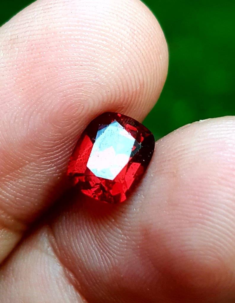 Amazing Rhodolite Garnet - 2.35 Carats: Amazing Rhodolite Garnet - 2.35 CaratsShipping Rate: $15.00 .shipping rates are determined by Parcel weight and destination.Combined shipping: We offer combine shipping on multiple items purchased to 