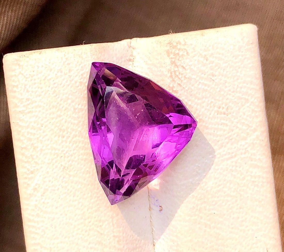 Flower Trillion Cut Amethyt - 13.20 Carats: Flower Trillion Cut Amethyt - 13.20 Carats - 20X15X10 mmShipping Rate: $15.00 .shipping rates are determined by Parcel weight and destination.Combined shipping: We offer combine shipping on multiple