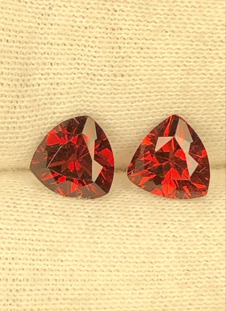 2.80 Carats Rhodolite Garnet Pairs 2 pcs Luster Red - 7x7x4 mm (1 of 3)