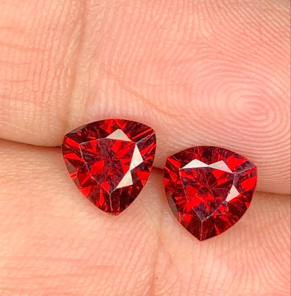 2.65 Carats Rhodolite Garnet Pairs 2 pcs Luster Red - 7x7x4 mm: 2.65 Carats Rhodolite Garnet Pairs 2 pcs Luster Red - 7x7x4 mm Shipping: