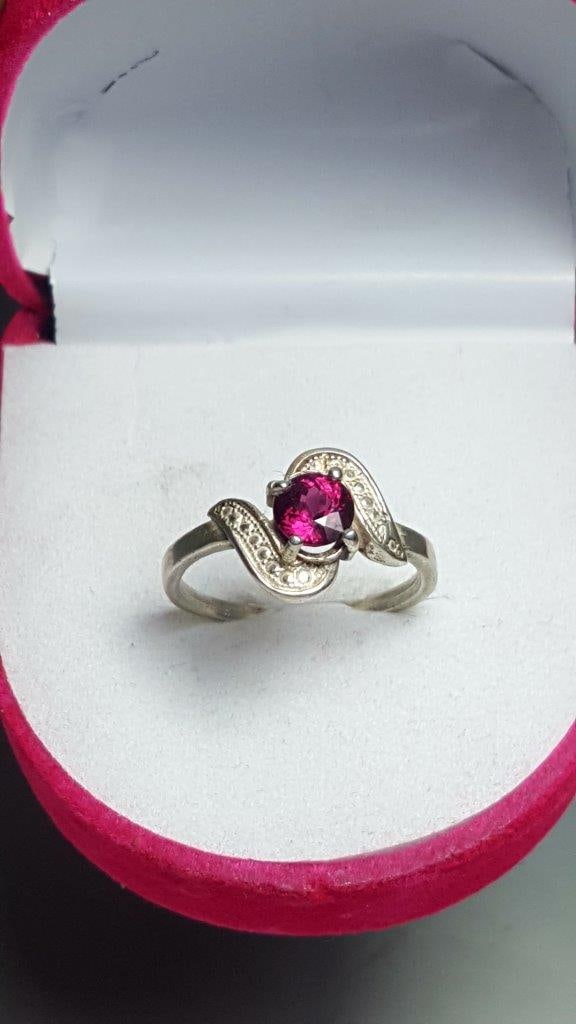 Rodolite Garnet Ring in Sterling Silver: Rodolite Garnet Ring in Sterling Silver FREE SHIPPING Shipping rates are determined by Parcel weight and destination.