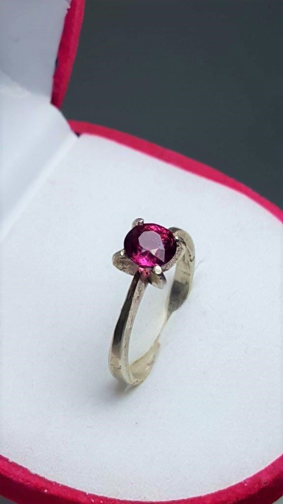 Rhodolite Garnet Ring in Silver: Rhodolite Garnet Ring in Silver FREE SHIPPING Shipping rates are determined by Parcel weight and destination.